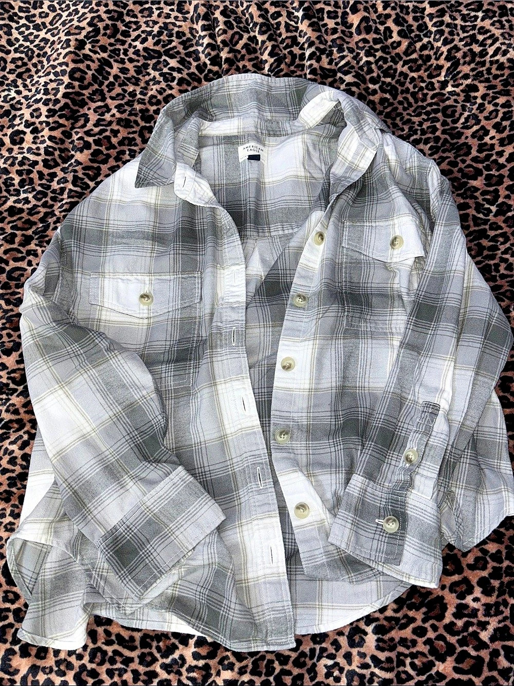 American Eagle Plaid Button Down in Gray & White Size XL (16/18)